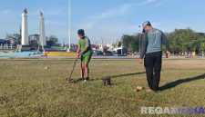 Caption: persiapan menuju Porprov Jatim 2025, atlet KONI Sampang cabor woodball, tengah melakukan latihan di Alun-Alun Trunojoyo, (dok. regamedianews). 