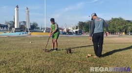 Caption: persiapan menuju Porprov Jatim 2025, atlet KONI Sampang cabor woodball, tengah melakukan latihan di Alun-Alun Trunojoyo, (dok. regamedianews). 