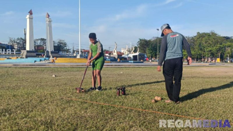 Caption: persiapan menuju Porprov Jatim 2025, atlet KONI Sampang cabor woodball, tengah melakukan latihan di Alun-Alun Trunojoyo, (dok. regamedianews). 