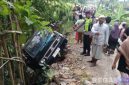 Caption: tampak kondisi mobil pick up nyaris terguling ke jurang yang berada di sekitar jembatan tanjakan jalan Desa Somber. 