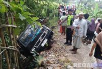 Caption: tampak kondisi mobil pickup nyaris terguling ke jurang di sekitar jembatan tanjakan jalan Desa Somber, (sumber foto: Humas Polres Sampang). 