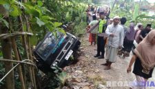 Caption: tampak kondisi mobil pick up nyaris terguling ke jurang yang berada di sekitar jembatan tanjakan jalan Desa Somber. 