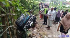 Caption: tampak kondisi mobil pickup nyaris terguling ke jurang di sekitar jembatan tanjakan jalan Desa Somber, (sumber foto: Humas Polres Sampang). 