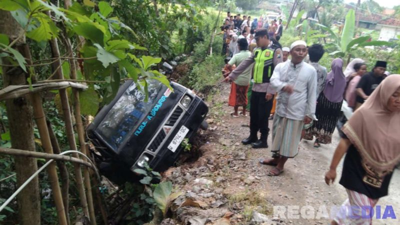 Caption: tampak kondisi mobil pickup nyaris terguling ke jurang di sekitar jembatan tanjakan jalan Desa Somber, (sumber foto: Humas Polres Sampang). 