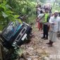 Caption: tampak kondisi mobil pickup nyaris terguling ke jurang di sekitar jembatan tanjakan jalan Desa Somber, (sumber foto: Humas Polres Sampang). 
