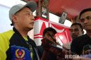 Caption: Ketua KONI Kabupaten Sampang, H.Abdul Wasik, saat diwawancara awak media usai pelepasan atlet Porprov Jatim 2025, (dok. regamedianews). 