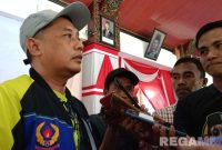 Caption: Ketua KONI Kabupaten Sampang, H.Abdul Wasik, saat diwawancara awak media usai pelepasan atlet Porprov Jatim 2025, (dok. regamedianews). 