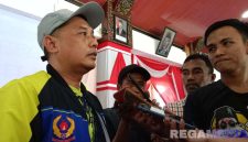 Caption: Ketua KONI Kabupaten Sampang, H.Abdul Wasik, saat diwawancara awak media usai pelepasan atlet Porprov Jatim 2025, (dok. regamedianews). 