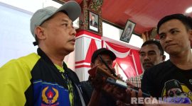 Caption: Ketua KONI Kabupaten Sampang, H.Abdul Wasik, saat diwawancara awak media usai pelepasan atlet Porprov Jatim 2025, (dok. regamedianews). 