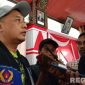 Caption: Ketua KONI Kabupaten Sampang, H.Abdul Wasik, saat diwawancara awak media usai pelepasan atlet Porprov Jatim 2025, (dok. regamedianews). 