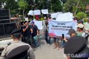 Caption: puluhan massa saat aksi unjuk rasa di depan kantor Kejari Bangkalan, (dok. regamedianews). 