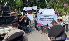 Massa Tuding Kejari Bangkalan ‘Main Mata’ Kasus BUMD
