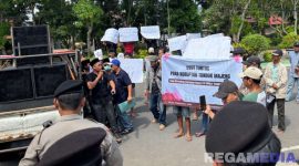 Caption: puluhan massa saat aksi unjuk rasa di depan kantor Kejari Bangkalan, (dok. regamedianews). 