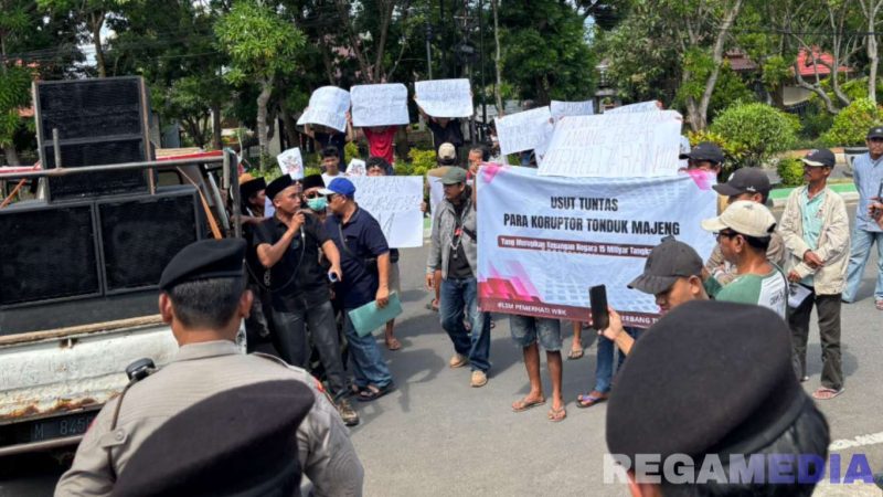 Caption: puluhan massa saat aksi unjuk rasa di depan kantor Kejari Bangkalan, (dok. regamedianews). 