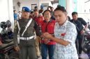 Caption: tiga direksi PT Tonduk Majeng Madura tampak memakai rompi tahanan dan dikawal petugas Kejari Bangkalan, (dok. regamedianews). 