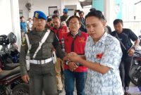 Caption: tiga direksi PT Tonduk Majeng Madura tampak memakai rompi tahanan dan dikawal petugas Kejari Bangkalan, (dok. regamedianews). 