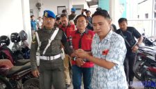 Caption: tiga direksi PT Tonduk Majeng Madura tampak memakai rompi tahanan dan dikawal petugas Kejari Bangkalan, (dok. regamedianews). 
