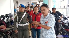 Caption: tiga direksi PT Tonduk Majeng Madura tampak memakai rompi tahanan dan dikawal petugas Kejari Bangkalan, (dok. regamedianews). 