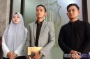 Caption: Jakfar Sodiq (tengah) pelapor video hoax Bupati Sampang diwawancara awak media, usai diperiksa penyidik Satreskrim Polres Sampang, (dok. regamedianews). 