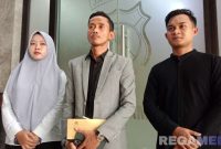 Caption: Jakfar Sodiq (tengah) didampingi rekannya, saat diwawancara awak media usai diperiksa penyidik Satreskrim Polres Sampang. 