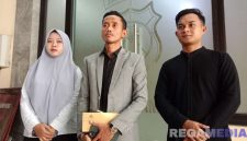Caption: Jakfar Sodiq (tengah) pelapor video hoax Bupati Sampang diwawancara awak media, usai diperiksa penyidik Satreskrim Polres Sampang, (dok. regamedianews). 
