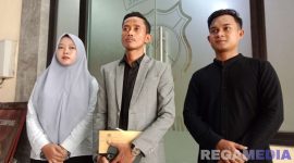 Caption: Jakfar Sodiq (tengah) didampingi rekannya, saat diwawancara awak media usai diperiksa penyidik Satreskrim Polres Sampang. 
