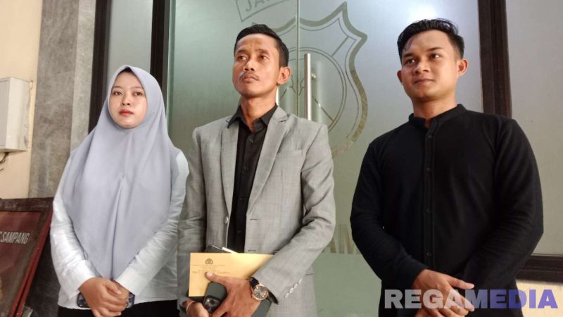 Caption: Jakfar Sodiq (tengah) didampingi rekannya, saat diwawancara awak media usai diperiksa penyidik Satreskrim Polres Sampang. 