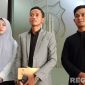 Caption: Jakfar Sodiq (tengah) didampingi rekannya, saat diwawancara awak media usai diperiksa penyidik Satreskrim Polres Sampang. 