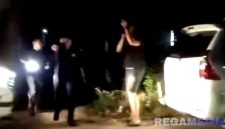 Caption: potongan video amatir, saat polisi menggerebek pelaku narkoba di Desa Penaguan Kecamatan Proppo Kabupaten Pamekasan. 