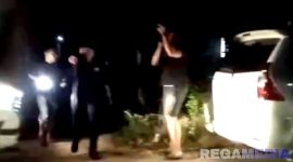 Caption: potongan video amatir, saat polisi menggerebek pelaku narkoba di Desa Penaguan Kecamatan Proppo Kabupaten Pamekasan. 