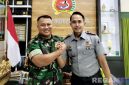 Caption: Dandim 0828 Sampang (Letkol Czi Suprobo Harjo Subroto) berjabat tangan dengan Kepala Rutan Sampang (Kamesworo). 