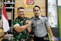 Caption: Dandim 0828 Sampang (Letkol Czi Suprobo Harjo Subroto) berjabat tangan dengan Kepala Rutan Sampang (Kamesworo). 