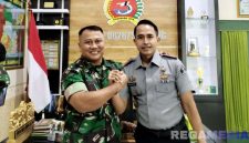 Caption: Dandim 0828 Sampang (Letkol Czi Suprobo Harjo Subroto) berjabat tangan dengan Kepala Rutan Sampang (Kamesworo). 