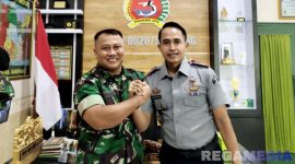 Caption: Dandim 0828 Sampang (Letkol Czi Suprobo Harjo Subroto) berjabat tangan dengan Kepala Rutan Sampang (Kamesworo). 