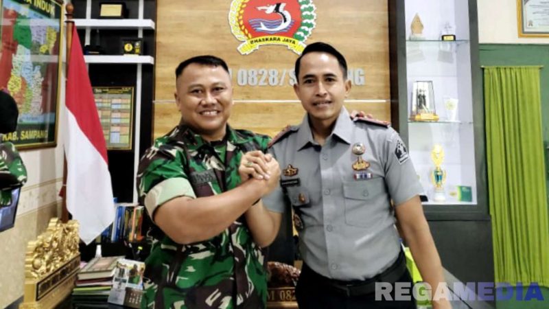 Caption: Dandim 0828 Sampang (Letkol Czi Suprobo Harjo Subroto) berjabat tangan dengan Kepala Rutan Sampang (Kamesworo). 