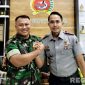 Caption: Dandim 0828 Sampang (Letkol Czi Suprobo Harjo Subroto) berjabat tangan dengan Kepala Rutan Sampang (Kamesworo). 