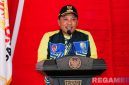 Caption: Bupati Sampang (H.Slamet Junaidi) sampaikan sambutan saat pelepasan atlet KONI Sampang diajang Porprov Jatim tahun 2025.