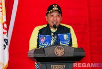 Caption: Bupati Sampang (H.Slamet Junaidi) sampaikan sambutan saat pelepasan atlet KONI Sampang diajang Porprov Jatim tahun 2025.