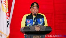 Caption: Bupati Sampang (H.Slamet Junaidi) sampaikan sambutan saat pelepasan atlet KONI Sampang diajang Porprov Jatim tahun 2025.