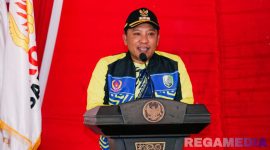 Caption: Bupati Sampang (H.Slamet Junaidi) sampaikan sambutan saat pelepasan atlet KONI Sampang diajang Porprov Jatim tahun 2025.