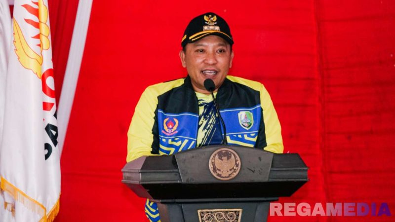 Caption: Bupati Sampang (H.Slamet Junaidi) sampaikan sambutan saat pelepasan atlet KONI Sampang diajang Porprov Jatim tahun 2025.