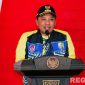 Caption: Bupati Sampang (H.Slamet Junaidi) sampaikan sambutan saat pelepasan atlet KONI Sampang diajang Porprov Jatim tahun 2025.