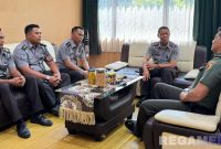 Caption: Komandan Kodim 0826 Pamekasan saat menerima kunjungan Kepala Lapas Narkotika Kelas IIA Pamekasan bersama staf. 