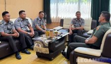 Caption: Komandan Kodim 0826 Pamekasan saat menerima kunjungan Kepala Lapas Narkotika Kelas IIA Pamekasan bersama staf. 