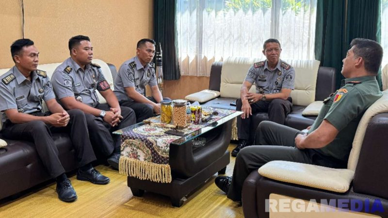 Caption: Komandan Kodim 0826 Pamekasan saat menerima kunjungan Kepala Lapas Narkotika Kelas IIA Pamekasan bersama staf. 