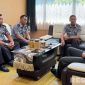 Caption: Komandan Kodim 0826 Pamekasan saat menerima kunjungan Kepala Lapas Narkotika Kelas IIA Pamekasan bersama staf. 