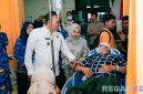 Caption: Bupati Sampang H.Slamet Junaidi, melihat langsung kondisi pasien dan meninjau pelayanan RSUD dr.Mohammad Zyn (RSMZ) Sampang. 