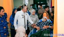 Caption: Bupati Sampang H.Slamet Junaidi, melihat langsung kondisi pasien dan meninjau pelayanan RSUD dr.Mohammad Zyn (RSMZ) Sampang. 