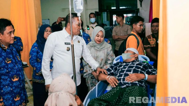 Caption: Bupati Sampang H.Slamet Junaidi, melihat langsung kondisi pasien dan meninjau pelayanan RSUD dr.Mohammad Zyn (RSMZ) Sampang. 