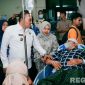 Caption: Bupati Sampang H.Slamet Junaidi, melihat langsung kondisi pasien dan meninjau pelayanan RSUD dr.Mohammad Zyn (RSMZ) Sampang. 